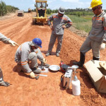 24-equipe-de-laboratorio-executando-teste-de-compactacao